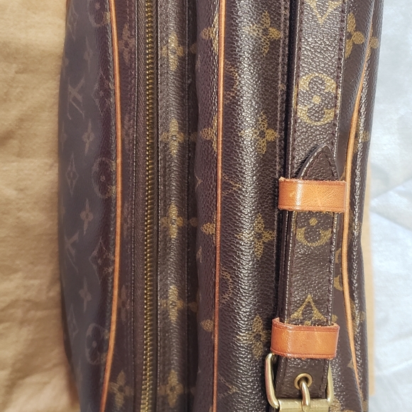 LV Nile Messenger Bag - Picture 2 of 11